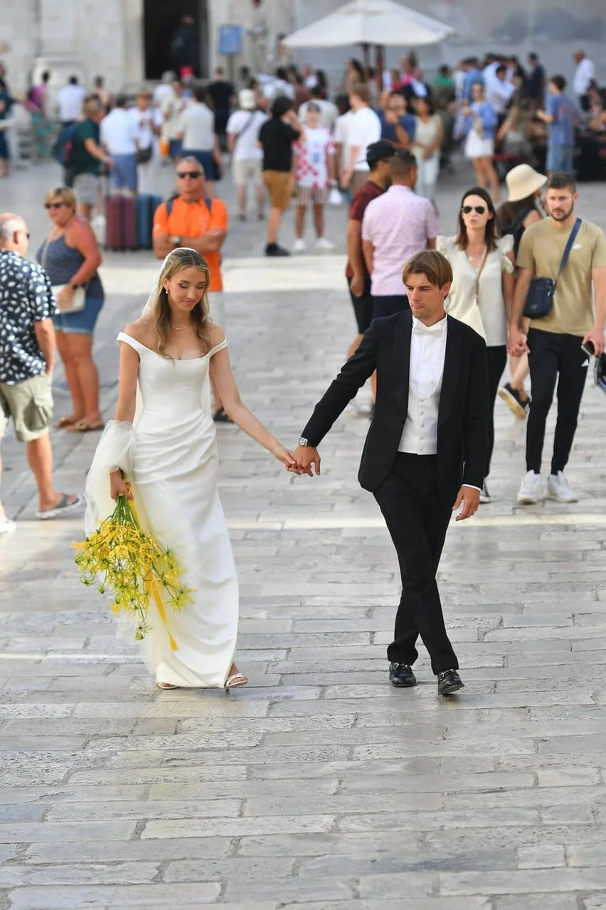 Borna Sosa i Ivona Šimunović drže se za ruke u Dubrovniku