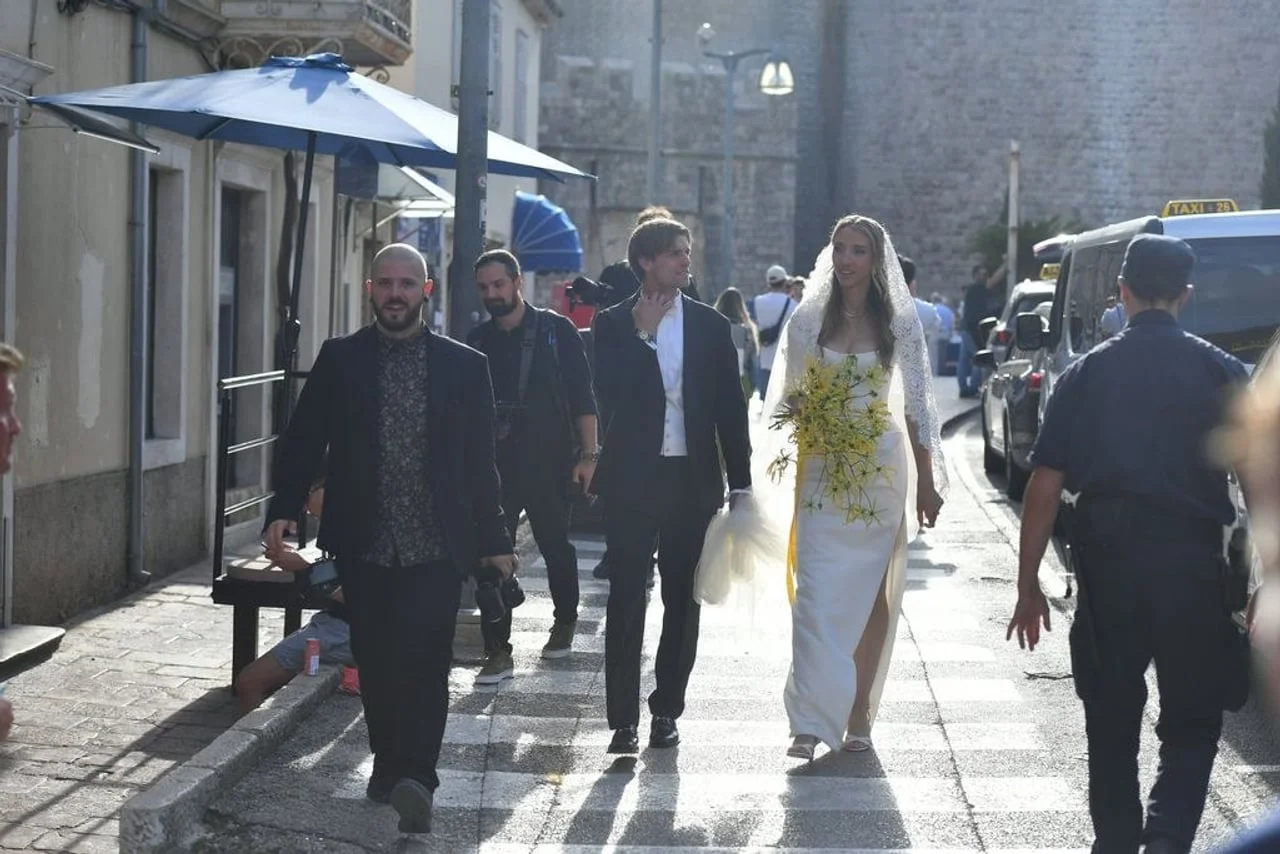 Mladenci i pratnja šetaju kamenom ulicom Dubrovnika