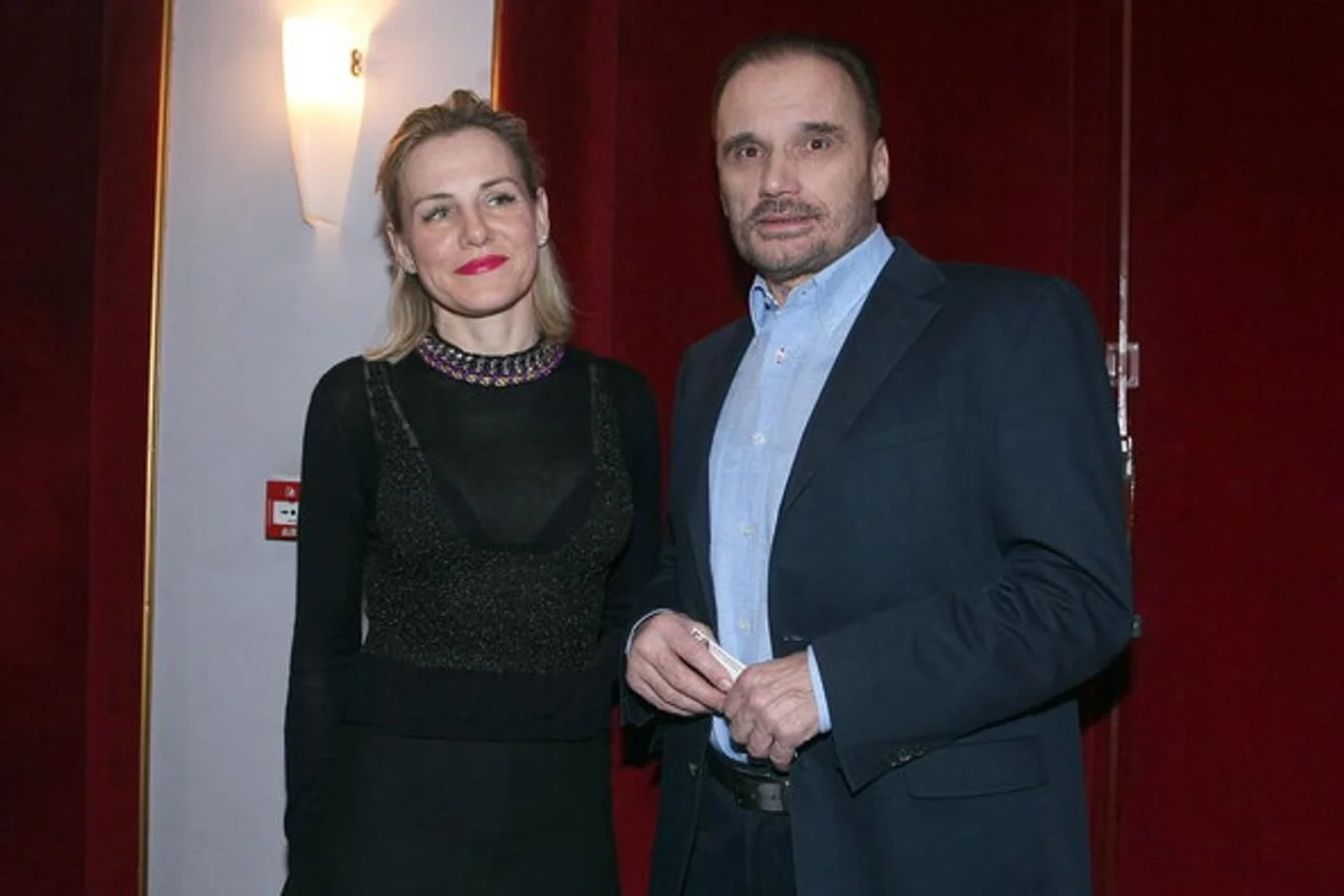 Ante Nobilo i Vinka Maravić Nobilo poziraju u elegantnim odjevama