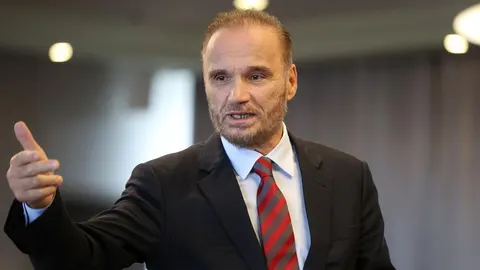 Portret odvjetnika Ante Nobila u crnom odelu i crveno-sivoj kravati