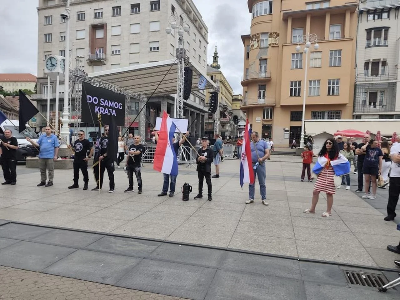 Prosvjednici s crnim i hrvatskim zastavama na Trgu bana Jelačića