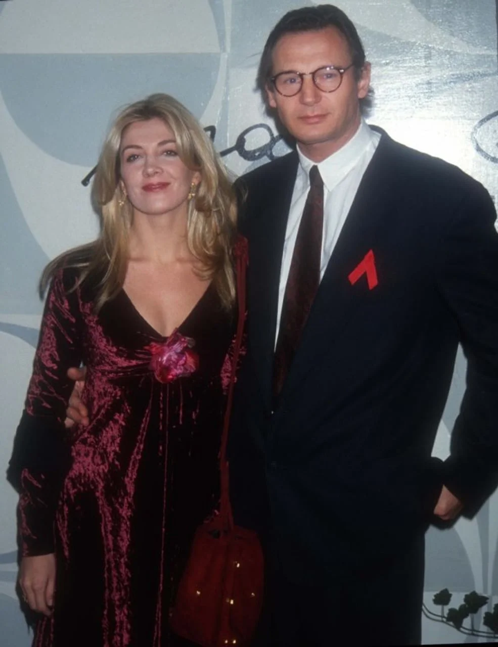 Mlađi Liam Neeson i Natasha Richardson u svečanoj odjeći