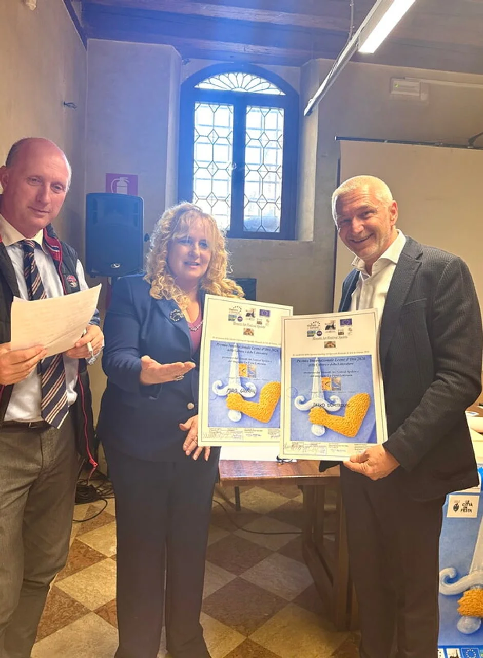 Muškarac i žena drže uramljene diplome u prostoriji