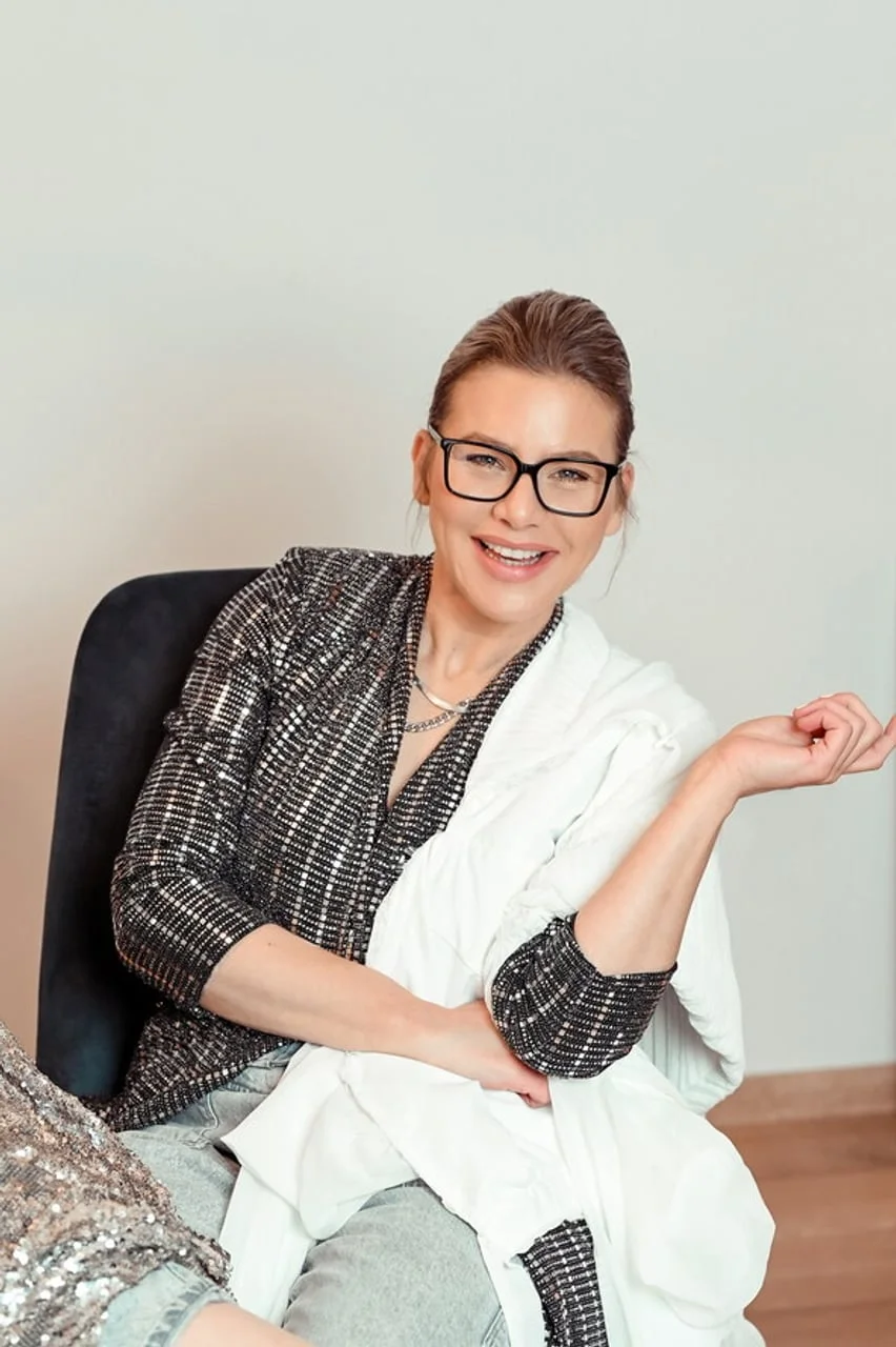 Nasmijana Ana Begić Tahiri s naočalama u sivoj jakni