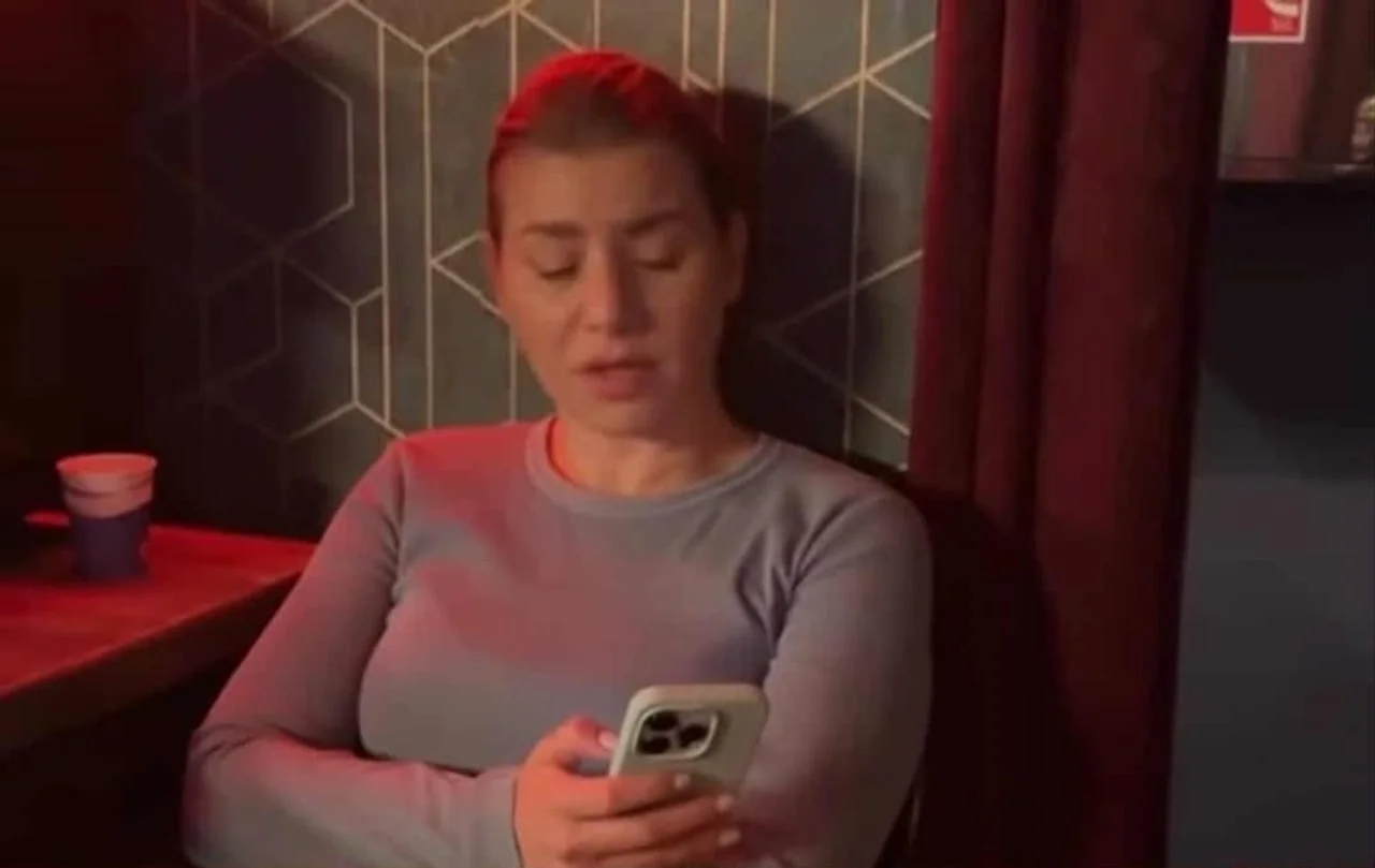 Krupni plan Ane Begić Tahiri koja gleda u mobilni telefon