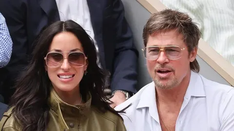 Brad Pitt i Ines de Ramon s naočalama za sunce u publici