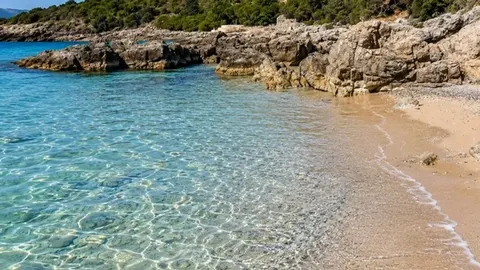 Kristalno čisto tirkizno more i stjenovita obala uvale Žukovica