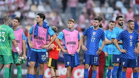 Nogometni igrači hrvatske reprezentacije u plavim dresovima i ružičastim prslucima