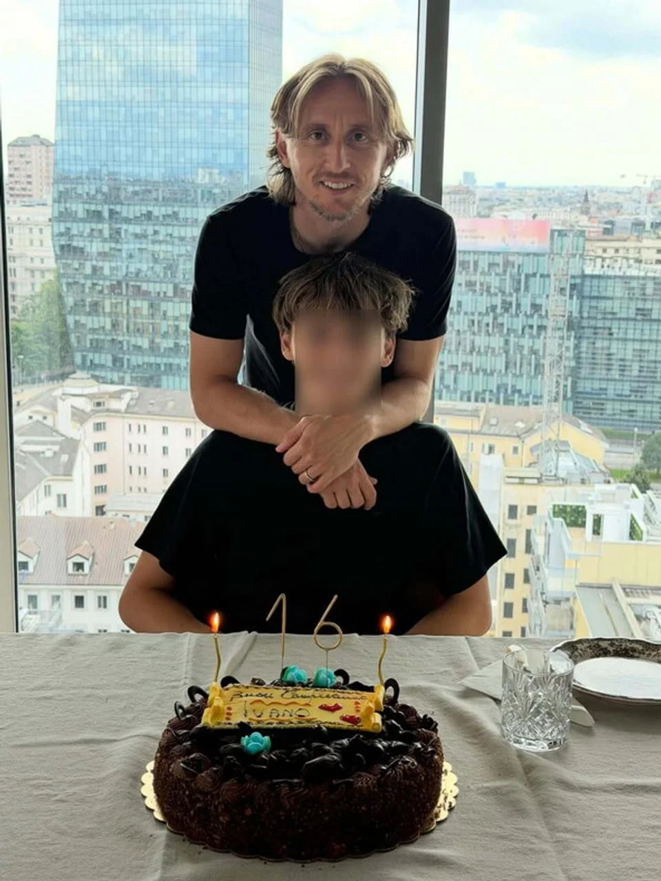 Luka Modrić grli sina pored rođendanske torte s brojem 16
