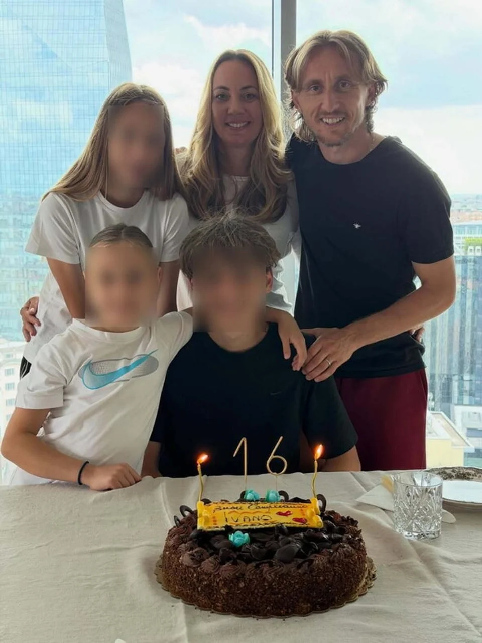 Obitelj Modrić okupljena oko čokoladne torte s dvije svijeće