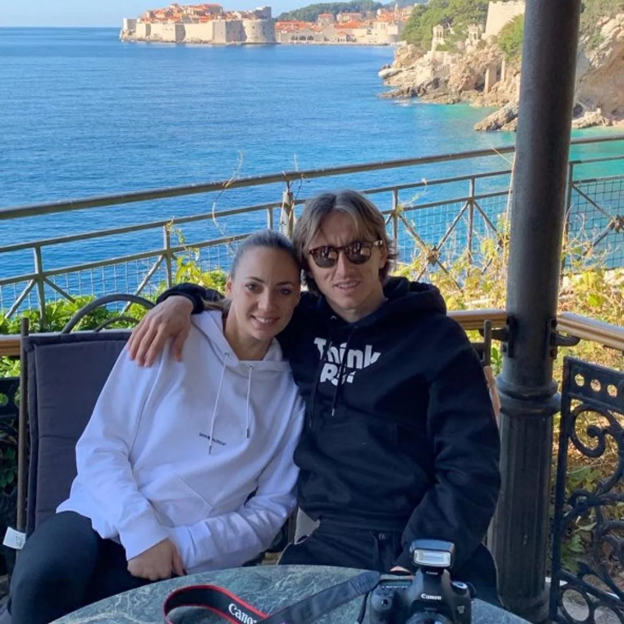 Luka i Vanja Modrić sjede na terasi s pogledom na Dubrovnik