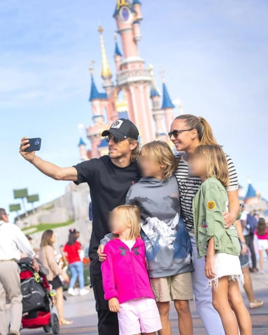 Obitelj Modrić snima zajednički selfie ispred dvorca Disneya