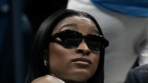 Portret gimnastičarke Simone Biles u crnim sunčanim naočalama