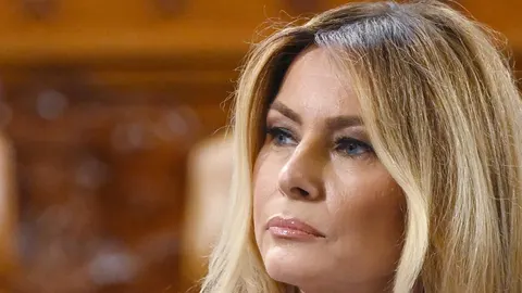 Krupni plan lica Melanije Trump s ozbiljnim izrazom