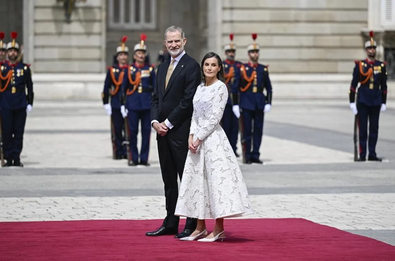 Španjolski kralj Felipe VI i kraljica Letizia stoje na crvenom tepihu