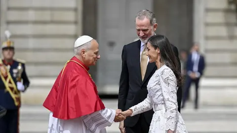 Papa u crvenom ogrtaču i kraljica Letizia u bijeloj haljini rukuju se