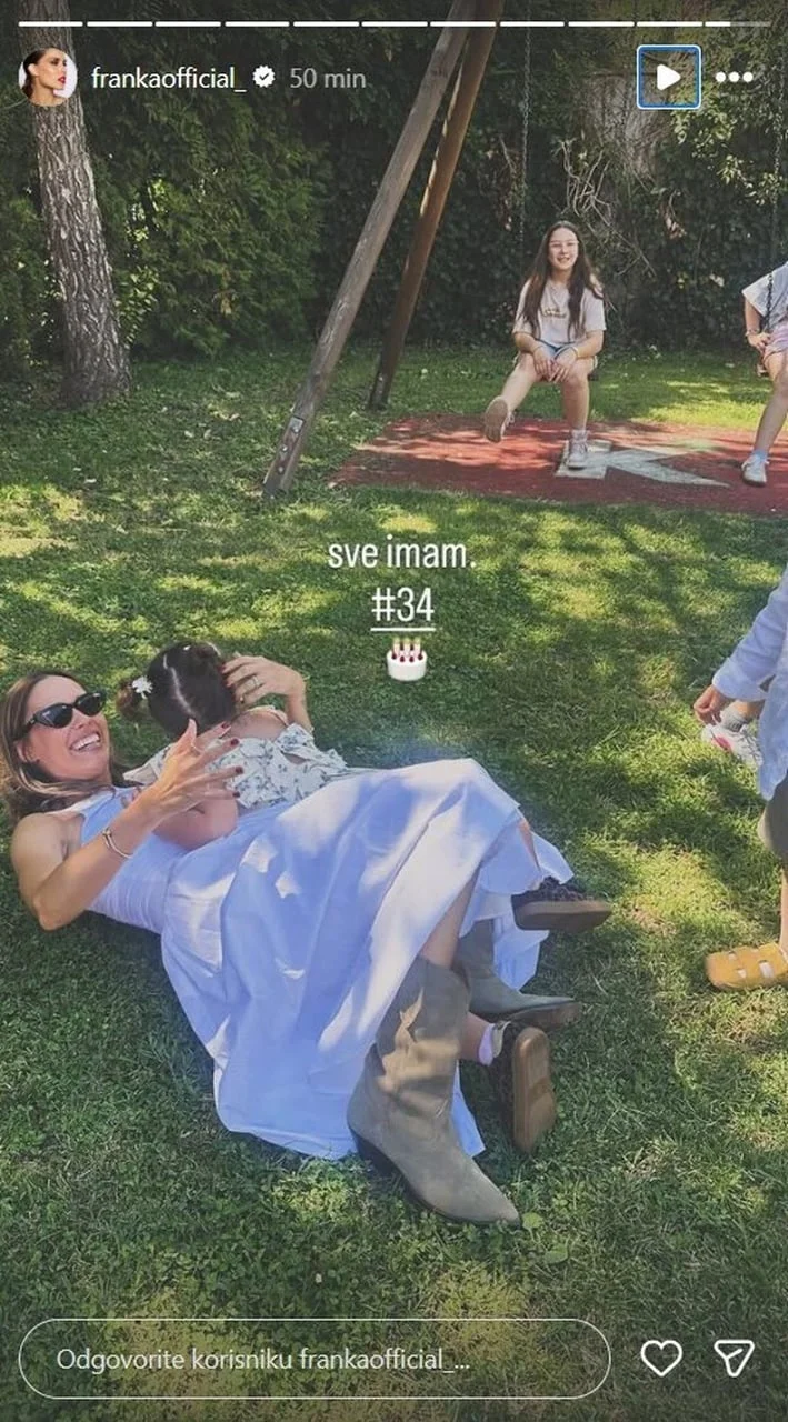 Franka Batelić i kći leže na travi u vrtu