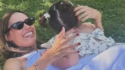 Nasmijana Franka Batelić u zagrljaju s kćeri na travi