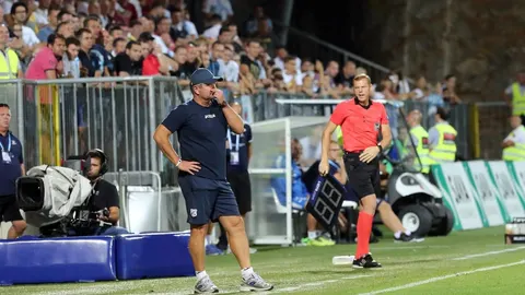 Trener Matjaž Kek u navy plavoj sportskoj odjeći na rubu nogometnog terena