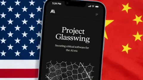 Pametni telefon s natpisom Project Glasswing između zastava SAD-a i Kine