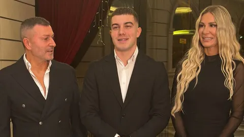 Vesna Đogani, njezin sin i suprug u elegantnim crnim odjevama