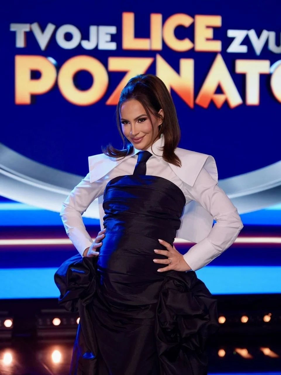 Martina Stjepanović Meter u crno-bijeloj odjeći ispred logotipa emisije