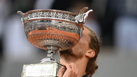 TenisčAccessories Saša Zverev ljubi srebrni trofej Rolan Garosa