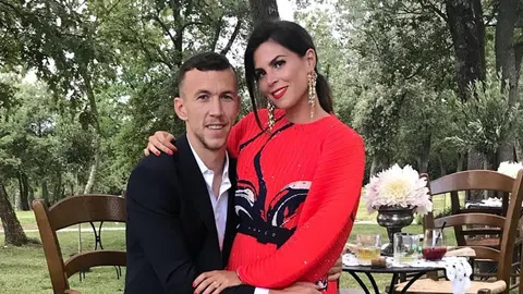 Ivan Perišić u tamnom odelu i Josipa Perišić u crvenoj haljini