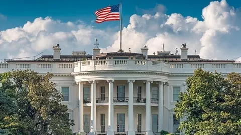 Zgrada Bijele kuće u Washingtonu s američkom zastavom na vrhu