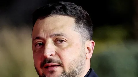 Bliski portret Volodimira Zelenskog s ozbiljnim izrazom lica