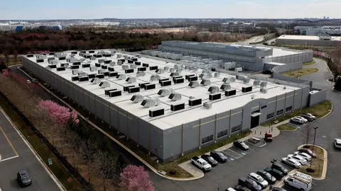 Zračni pogled na golemi industrijski objekt s brojnim ventilatorima na krovu