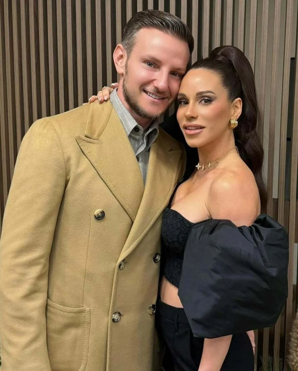 Ivan Rakitić i Raquel Mauri zajedno poziraju u elegantnoj odjeći
