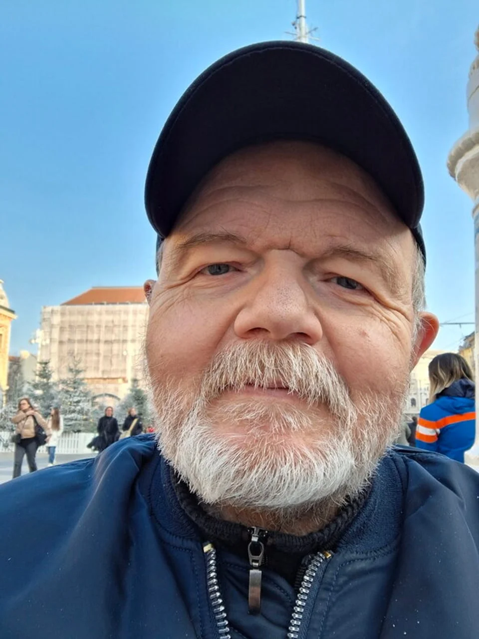 Krupni plan muškarca s bijelom bradom i crnim kapom