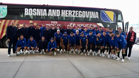 Nogometna reprezentacija BiH u plavim dresovima ispred autobusa