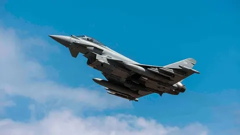 Sivi NATO borbeni avion leti visoko na plavom nebu