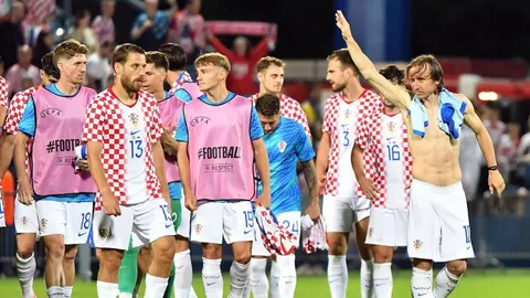 Nogometna reprezentacija Hrvatske u crveno-bijelim dresovima na terenu
