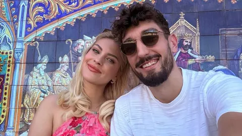 Katarina Baban i Domagoj Vuković nasmijani ispred šarenog zida