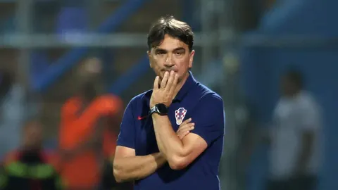 Selektor Zlatko Dalić u plavom dresu reprezentacije Hrvatske, zamišljen