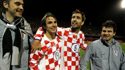 Četvorica muškaraca u dresovima i trenirci hrvatske reprezentacije