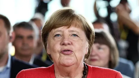 Portret bivše njemačke kancelarke Angele Merkel u crvenom saku
