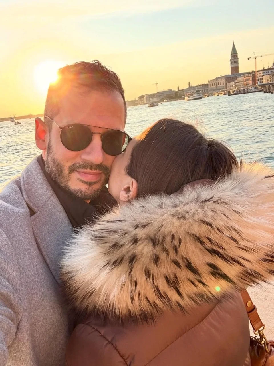 Boris Rogoznica i njegova nova djevojka grle se na obali s pogledom na Veneciju