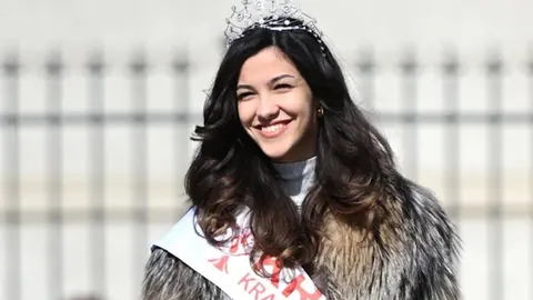 Portret nasmijane Lane Lourdes Rupić s krunom i krznenim kaputom