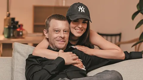 Portret Matije Dedića i njegove kćeri Lu u zagrljaju na kauču