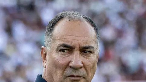 Portret Igora Štimca s ozbiljnim izrazom lica na nogometnom stadionu