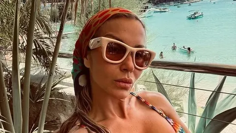 Portret glumice Ane Gruice Uglešić s naočalama i maramom na glavi