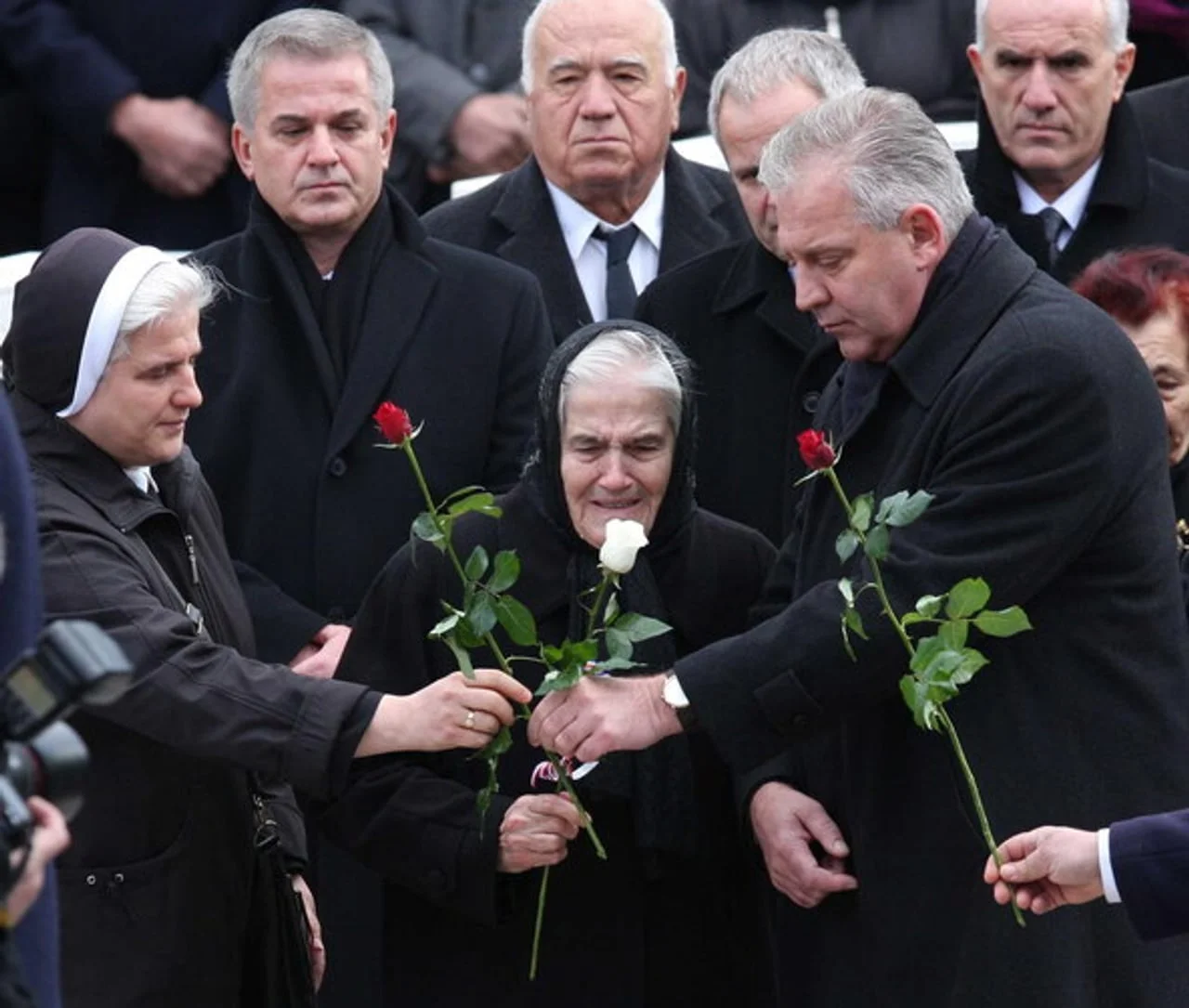 Ivo Sanader i majka drže ruže na pogrebnim obredima