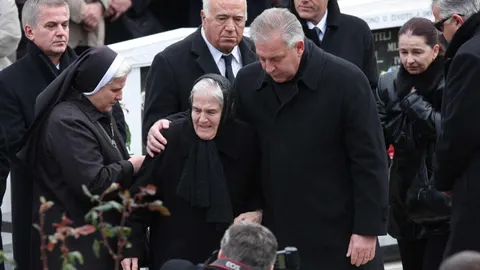 Ivo Sanader i majka Ivanka u crnim odjećama na pogrebu