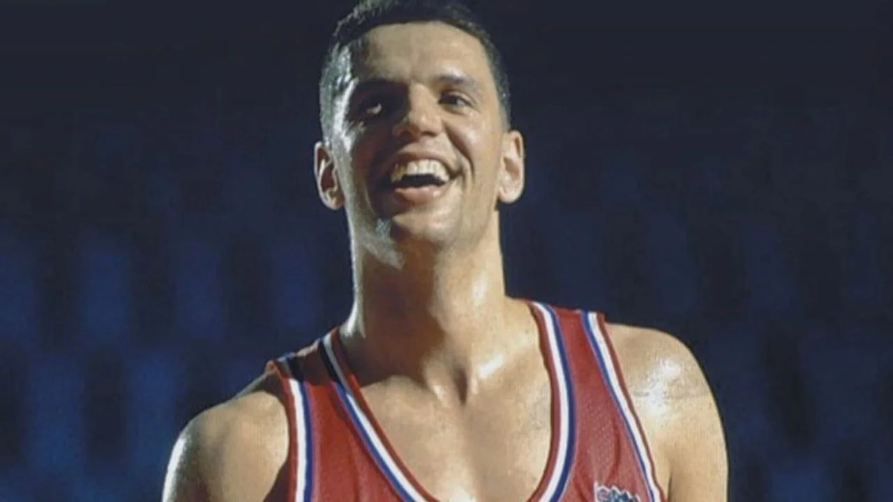 Mladi Dražen Petrović nasmijan u košarkaškom dresu