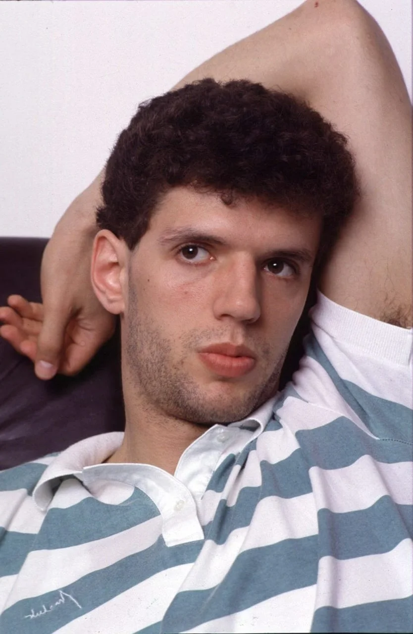 Portret mladog Dražena Petrovića u prugastoj polo majici