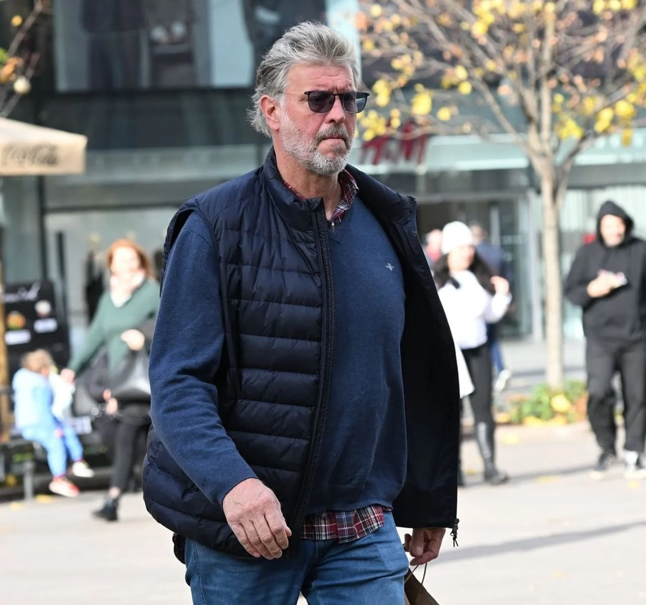Dubravko Šimenc u tamnoj prsluku i trapericama na ulici